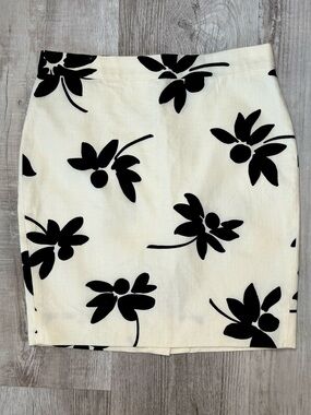 J. Crew The Pencil Skirt Black Floral Womens size 6P Cotton